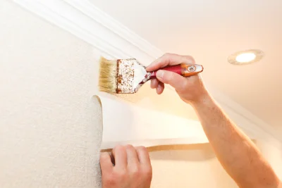 Pose de papier peint à la Verdière — revêtements muraux et toiles de verre